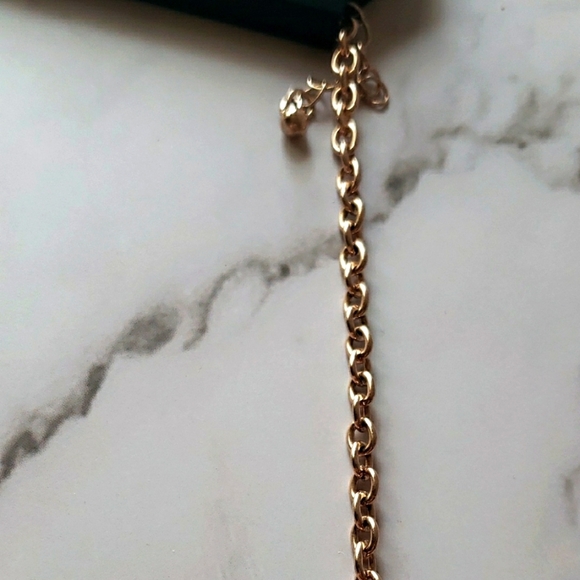 Metal Brand Gold Interlinked Circle Necklace with Delicate Chain - Picture 5 of 6